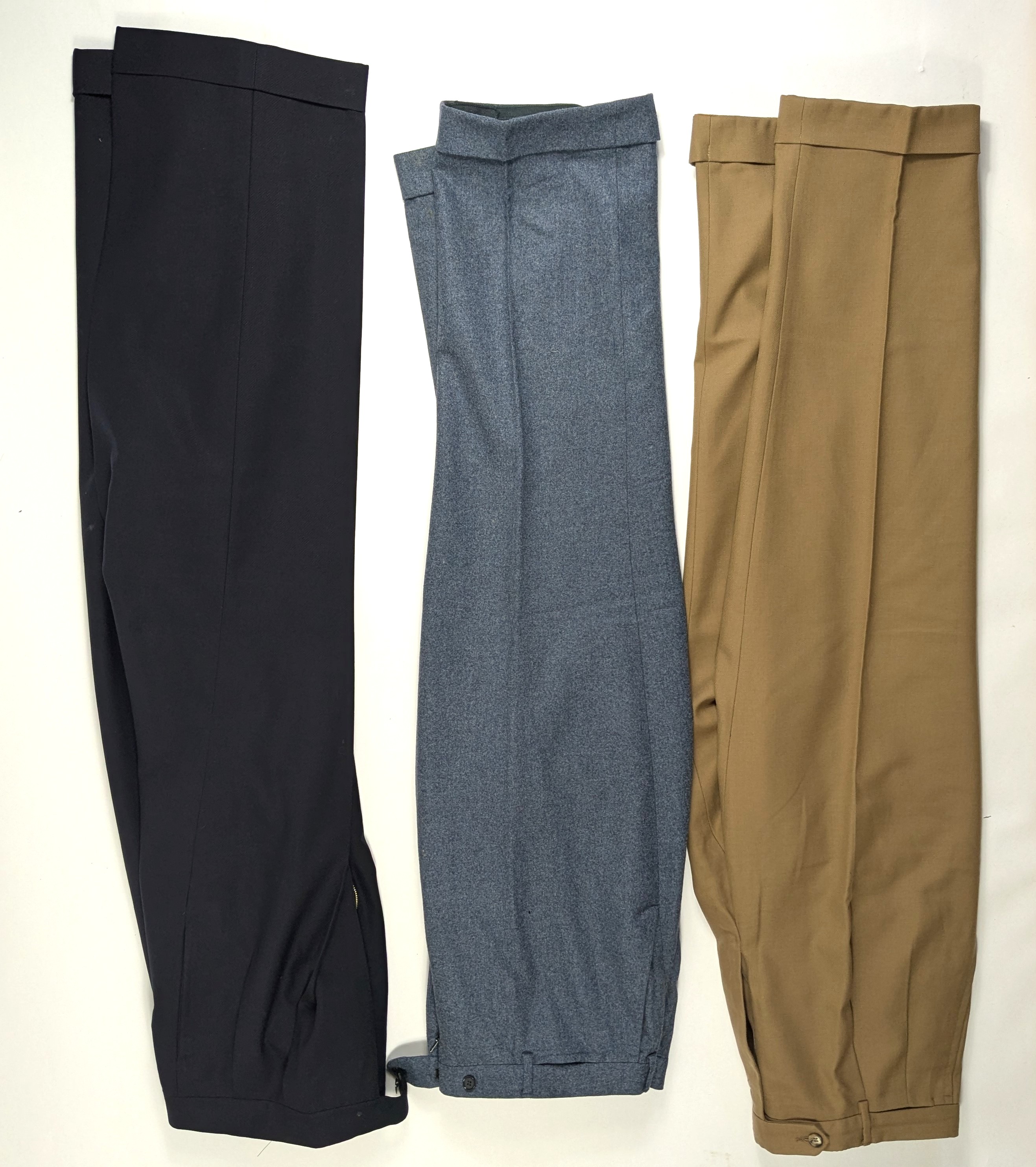 ENSEMBLE DE TROIS PANTALONS dont DAVIES AND...
